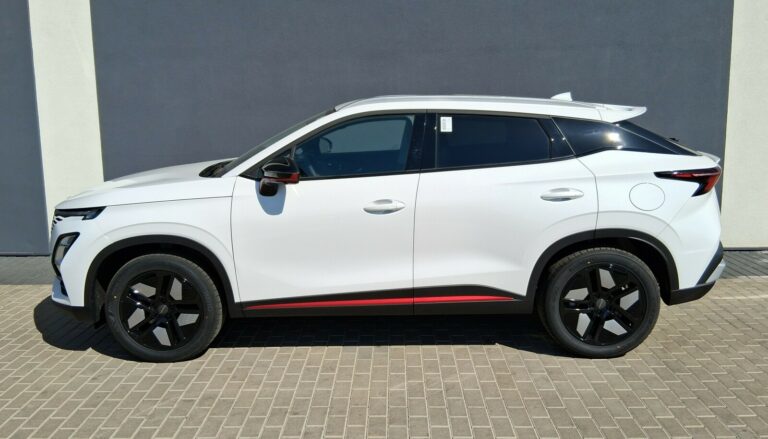 Omoda 5 Premium z czerwonymi elementami wykończenia